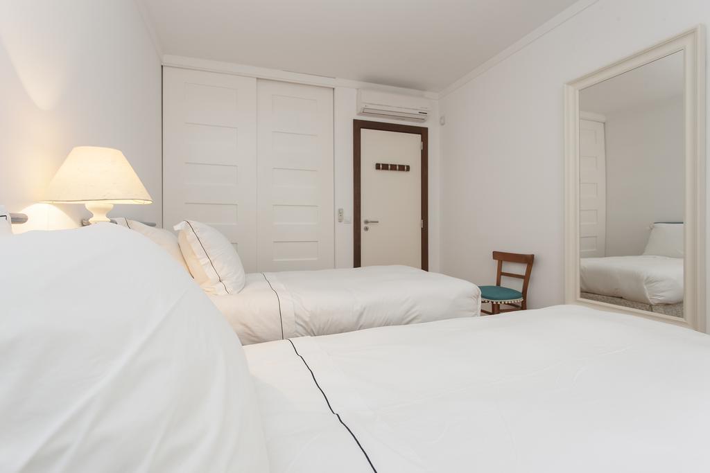 Bairrus Lisbon Apartments - Alfama II Room photo